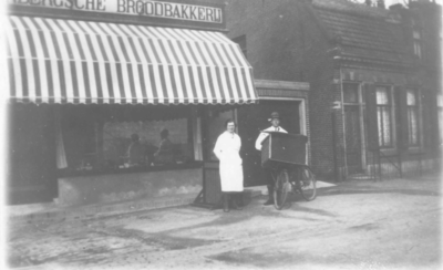 1001832 Gezicht op de voorgevel van de Zevenbergsche Broodbakkerij aan de Koninginnenlaan te Vreeswijk, met voor het ...